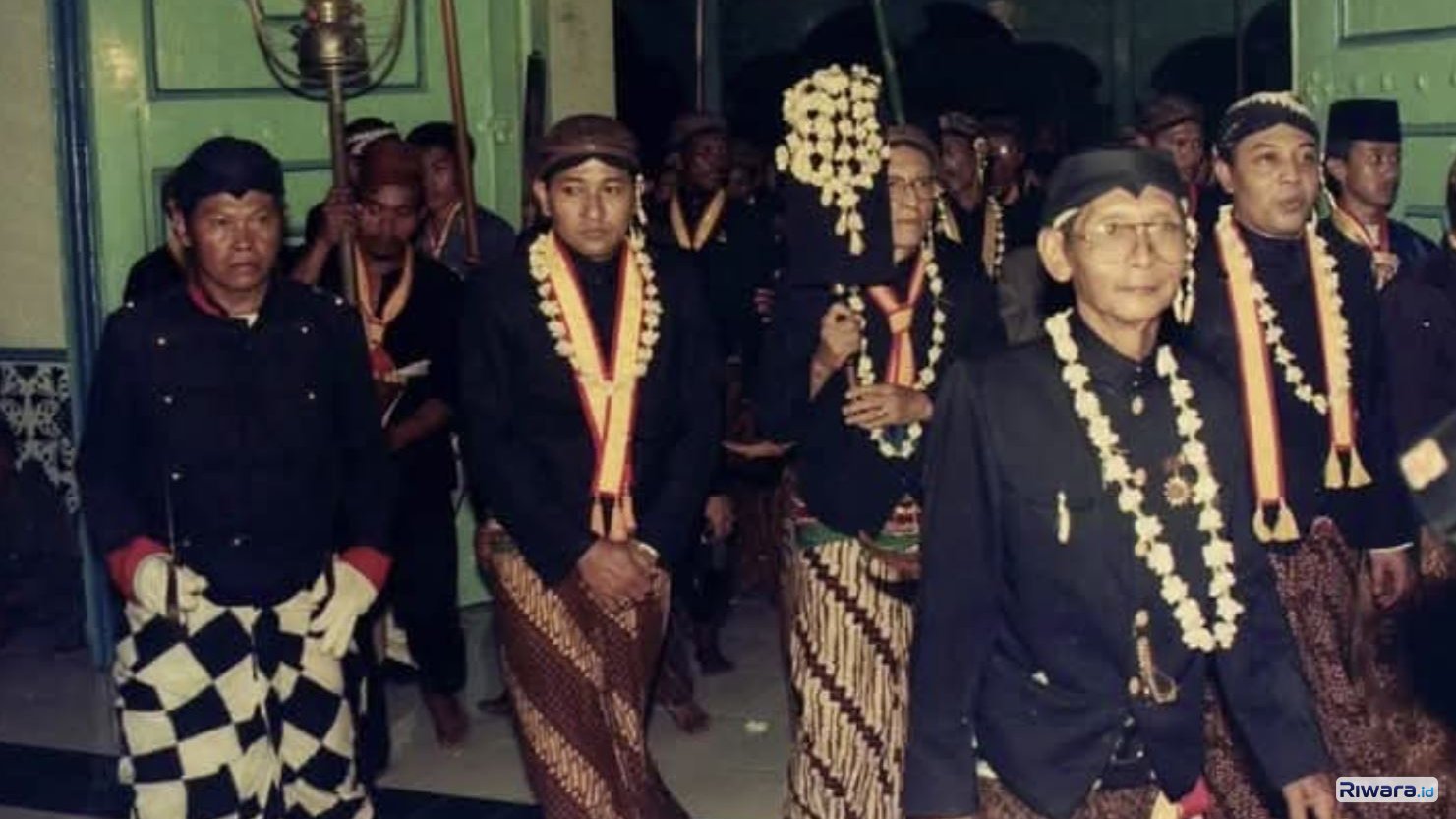 Prosesi kirab 1 Sura di Keraton Surakarta sebagian peraga kirab tampak mengenakan sumping gajah ngoling di telinga kiri